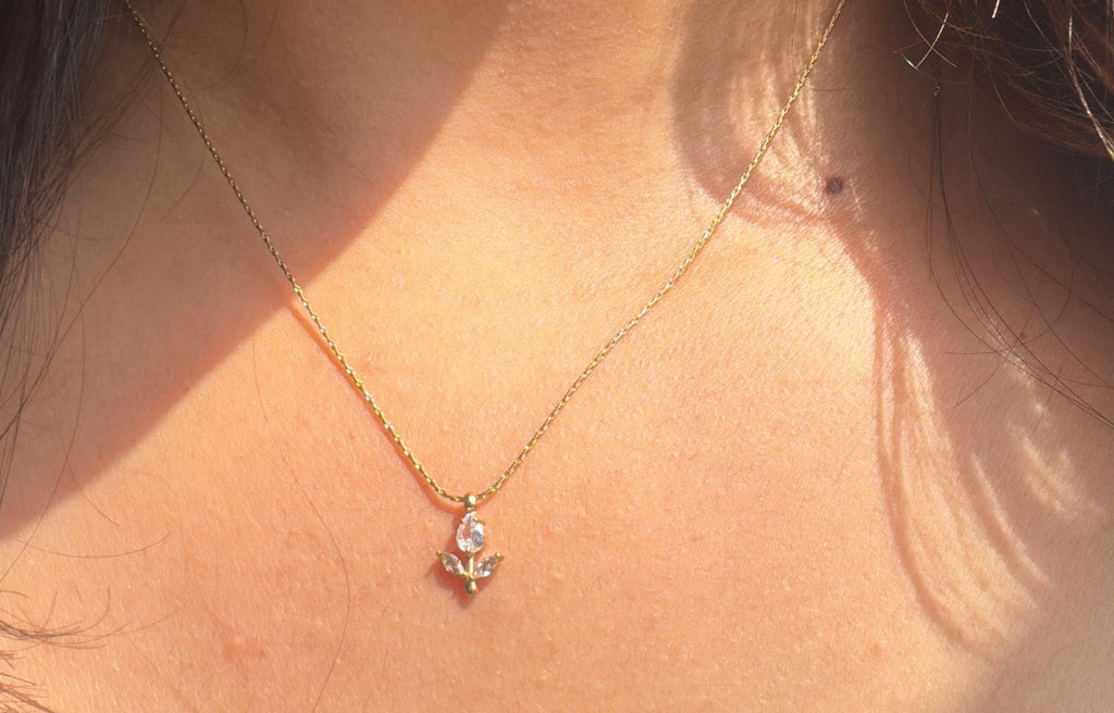 White Minimal Tulip Necklace
