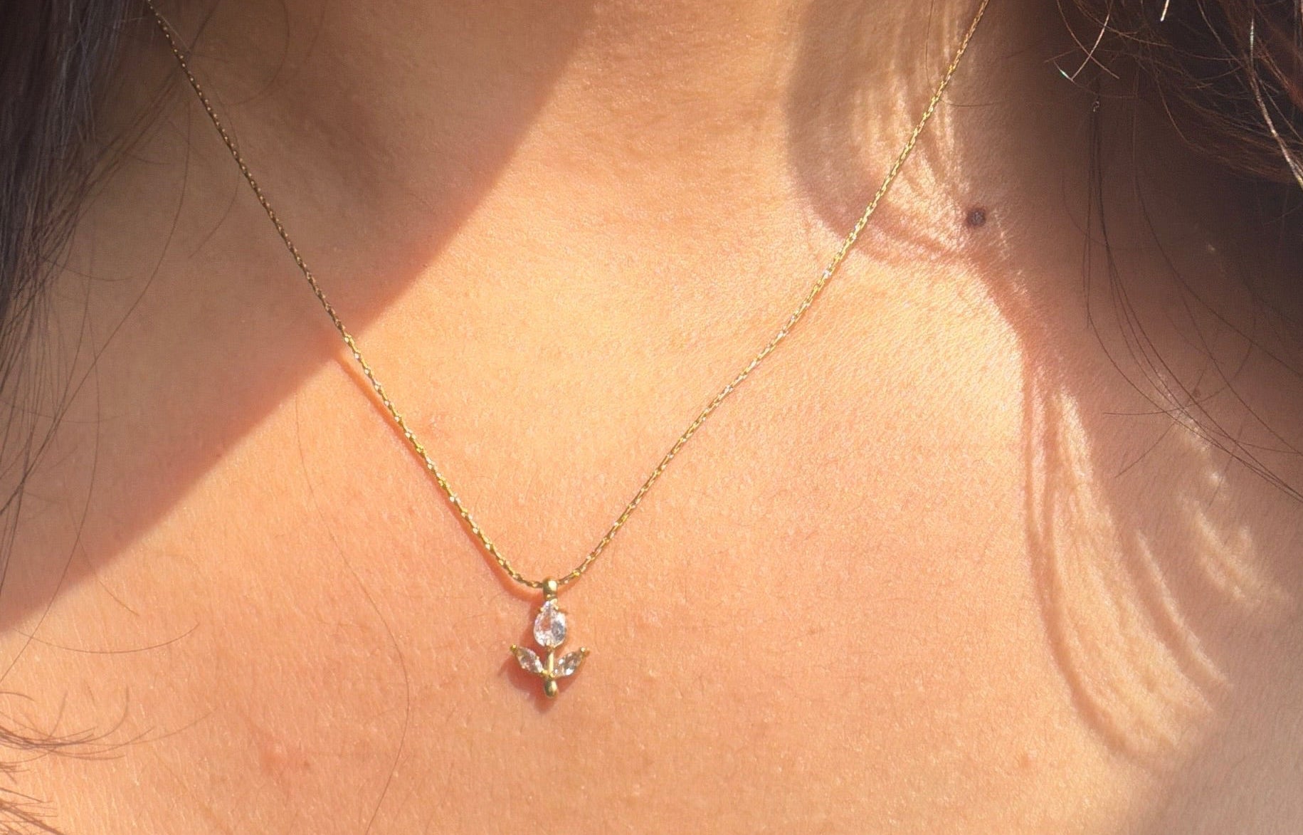 White Minimal Tulip Necklace