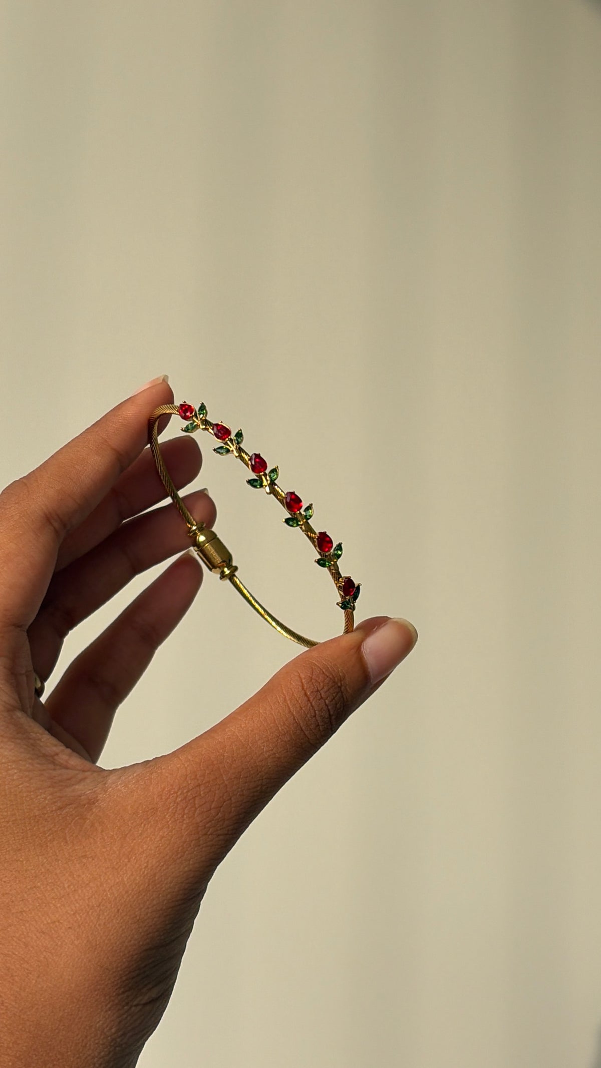 Red tulip magnetic bracelet