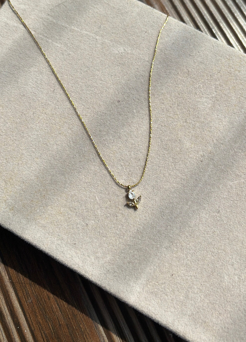 White Minimal Tulip Necklace