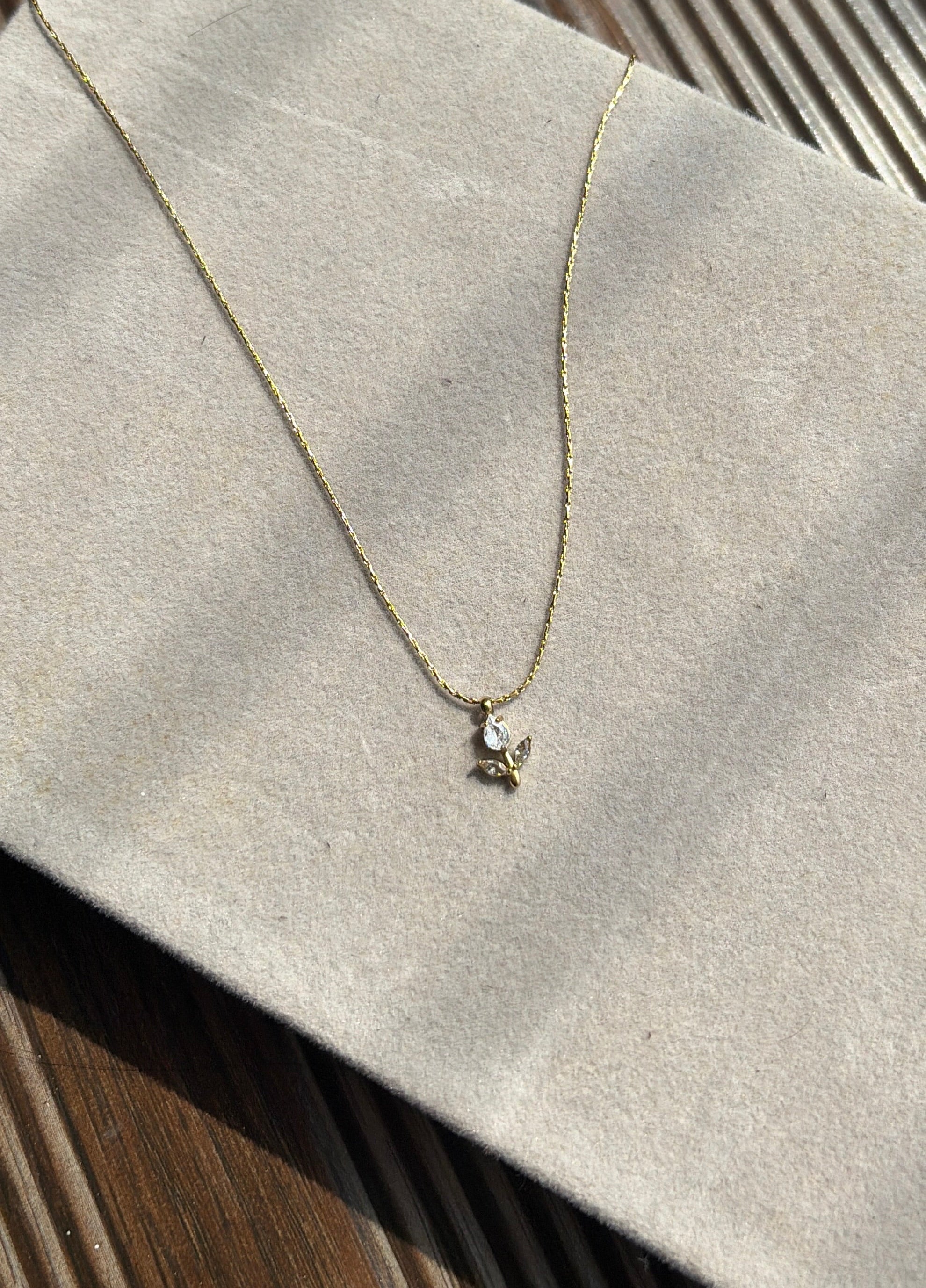 White Minimal Tulip Necklace