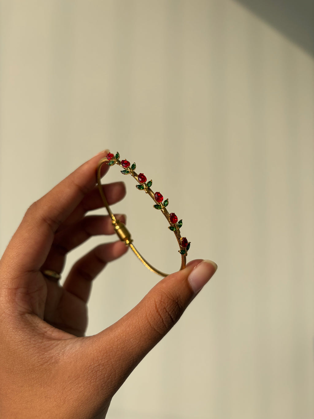 Red tulip magnetic bracelet