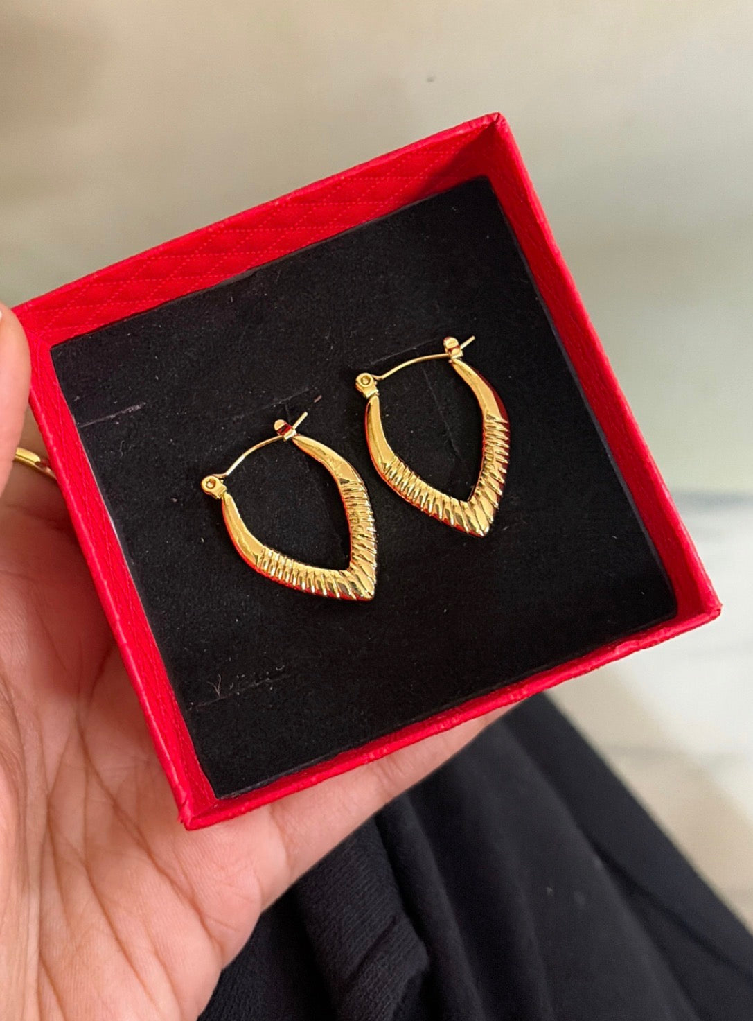 V Hoops