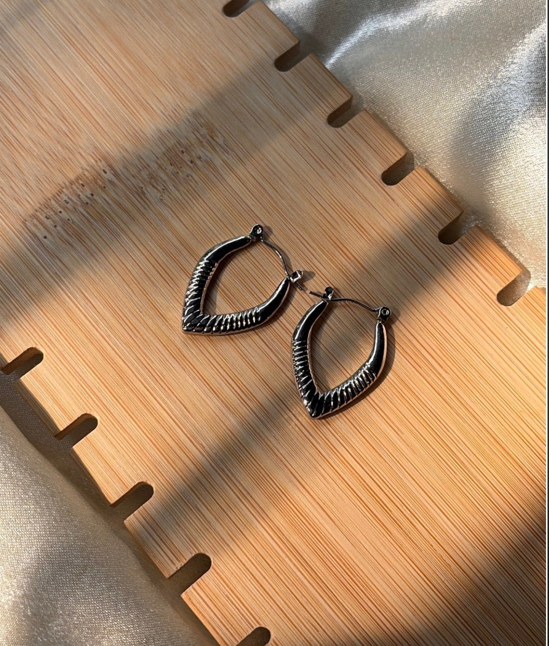 V silver Hoops