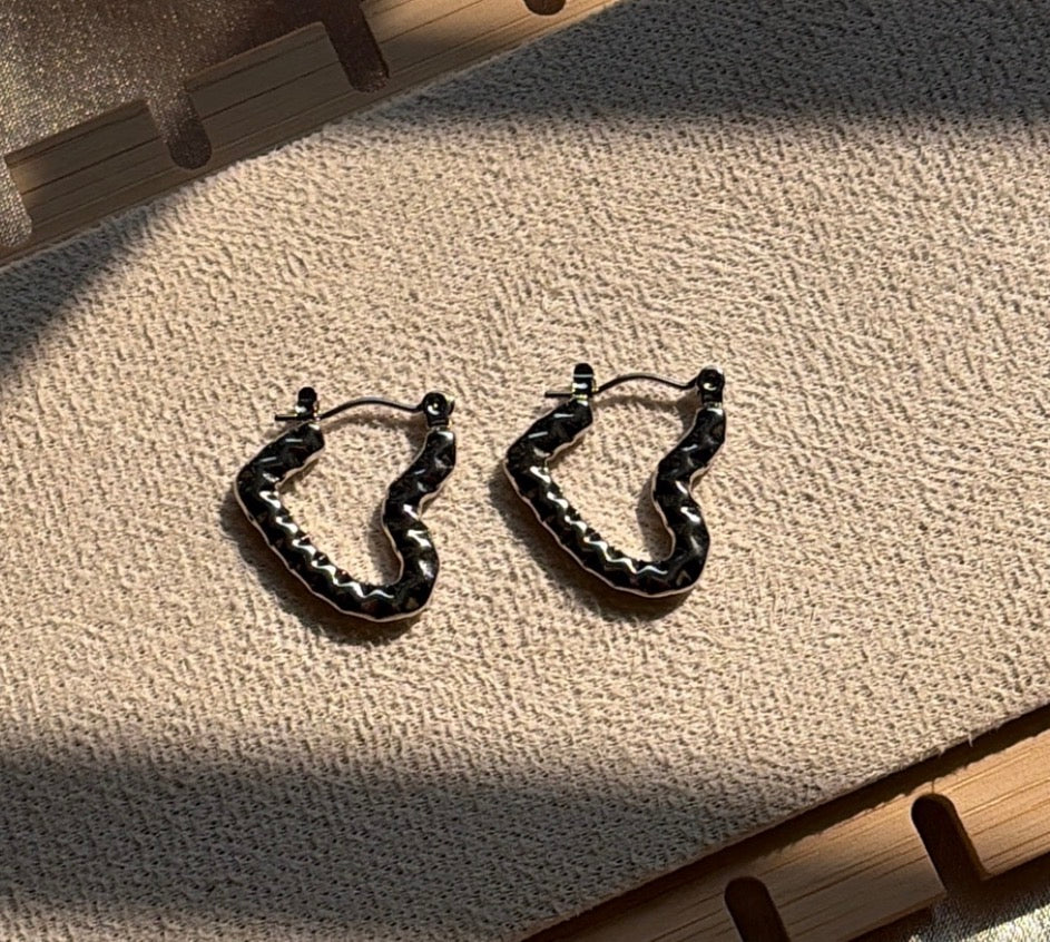 Falling hearts silver hoops