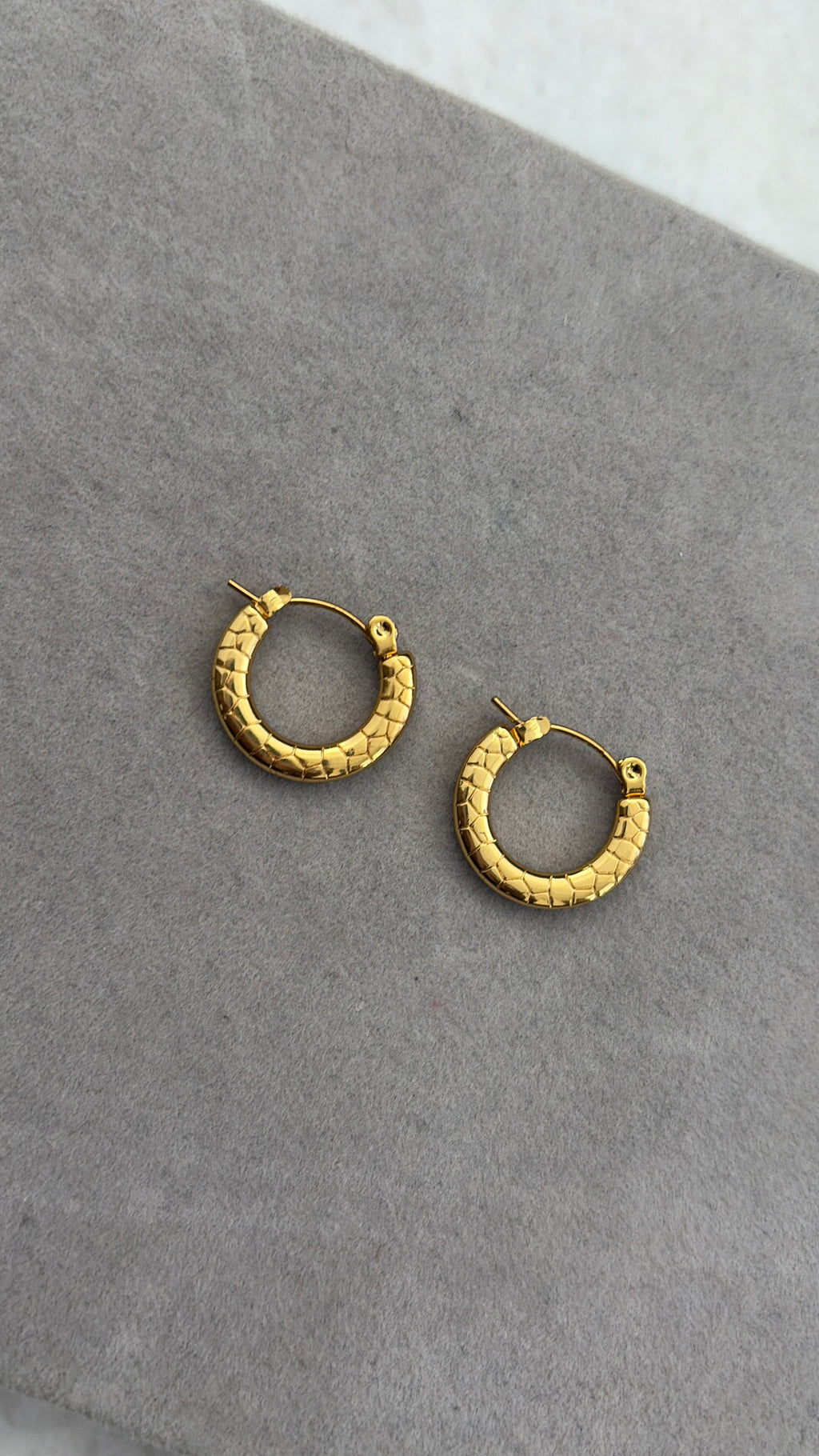 Ema hoops