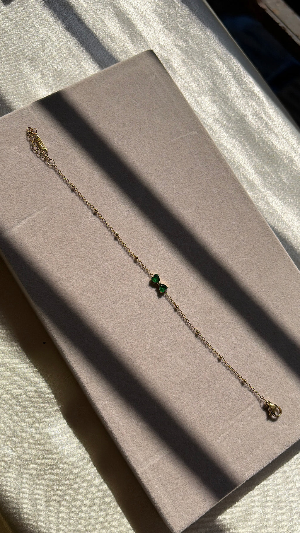 Bow emerald bracelet