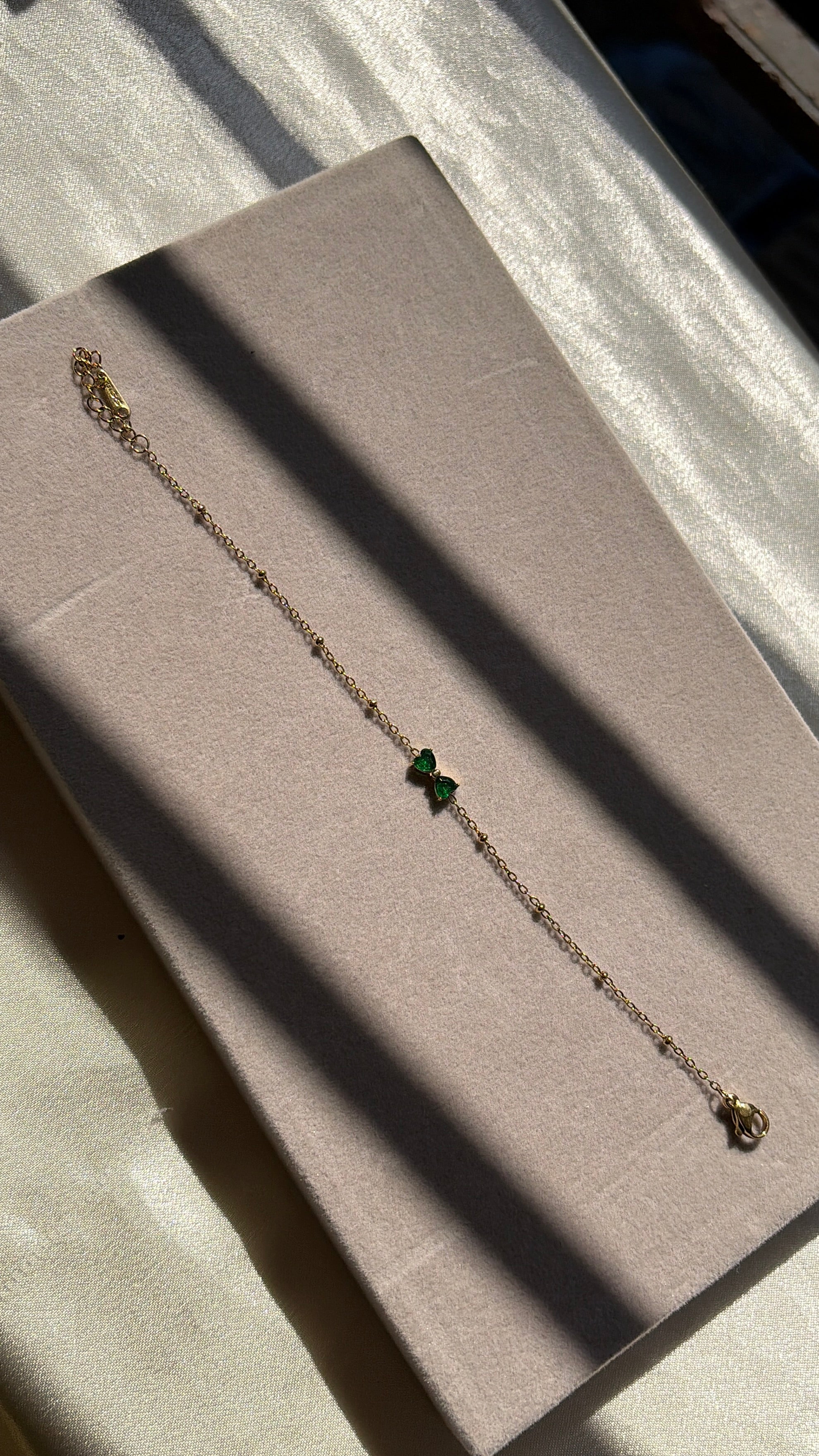 Bow emerald bracelet